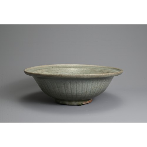 173 - A LARGE THAI SAWANKHALOK CELADON STONEWARE DISH, 14/15TH CENTURY. Heavily potted with flared upturne... 