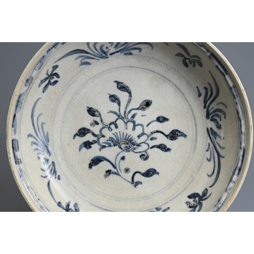 174 - A VIETNAMESE BLUE AND WHITE PORCELAIN DISH, 15TH CENTURY. A nicely decorated example with an attract... 