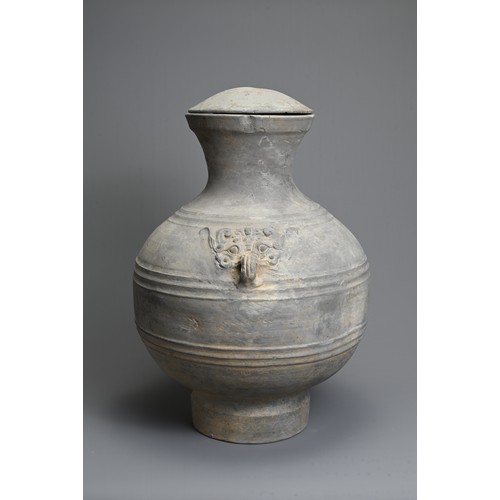 177 - A LARGE CHINESE GREY POTTERY HU JAR WITH COVER, WESTERN HAN DYNASTY (206 BC – AD 8). Heavily potted ... 