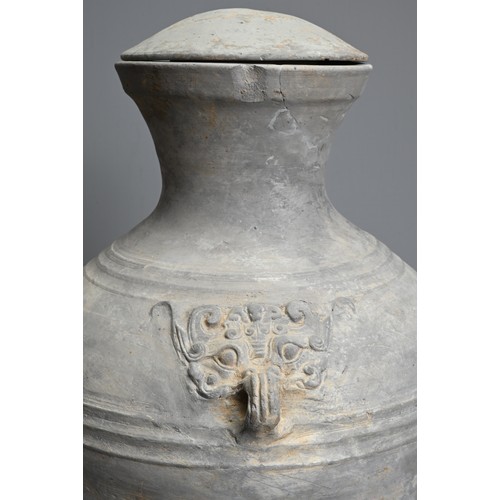 177 - A LARGE CHINESE GREY POTTERY HU JAR WITH COVER, WESTERN HAN DYNASTY (206 BC – AD 8). Heavily potted ... 