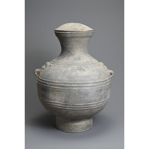 177 - A LARGE CHINESE GREY POTTERY HU JAR WITH COVER, WESTERN HAN DYNASTY (206 BC – AD 8). Heavily potted ... 