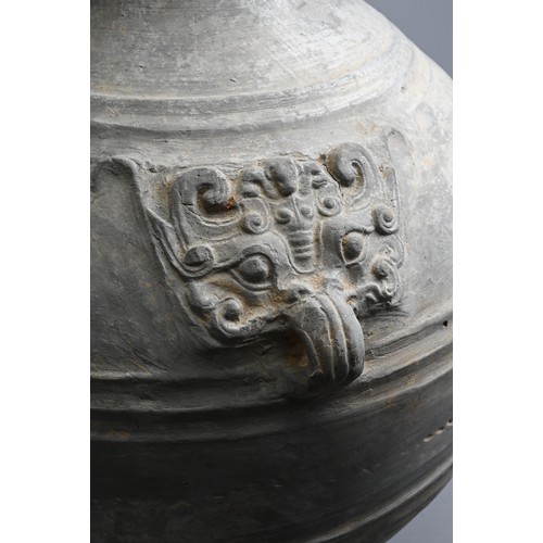 177 - A LARGE CHINESE GREY POTTERY HU JAR WITH COVER, WESTERN HAN DYNASTY (206 BC – AD 8). Heavily potted ... 