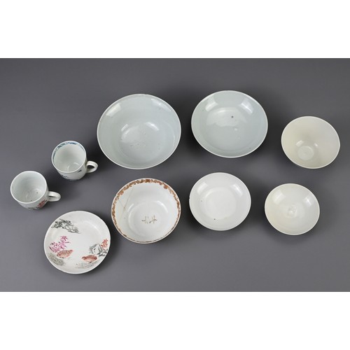 6 - A GROUP OF CHINESE PORCELAIN ITEMS, 18/19TH CENTURY. To include a blue and white tea bowl and cover ... 