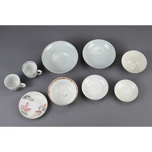 6 - A GROUP OF CHINESE PORCELAIN ITEMS, 18/19TH CENTURY. To include a blue and white tea bowl and cover ... 