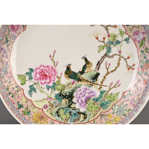 18 - A LARGE CHINESE FAMILLE ROSE ENAMELLED PORCELAIN DISH, 20TH CENTURY. Circular dish decorated with tw... 