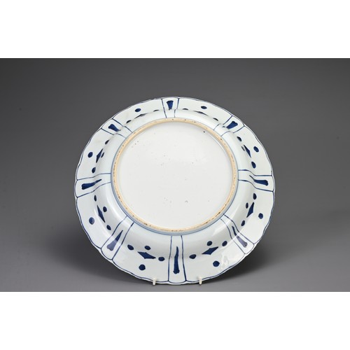 35 - A LARGE CHINESE BLUE AND WHITE KRAAK TYPE PORCELAIN DISH, 17/18TH CENTURY. A deep dish with everted ... 