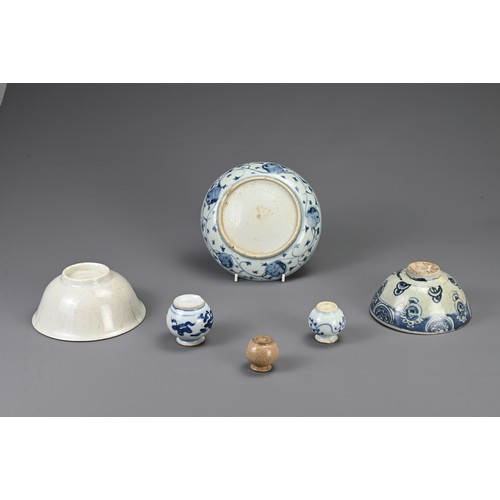 36 - A GROUP OF CHINSE PORCELAIN ITEMS, MING DYNASTY to 18TH CENTURY. To include a monochrome white glaze... 