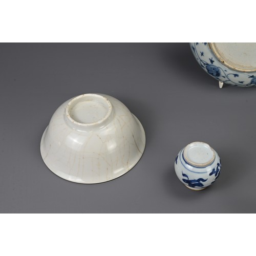 36 - A GROUP OF CHINSE PORCELAIN ITEMS, MING DYNASTY to 18TH CENTURY. To include a monochrome white glaze... 