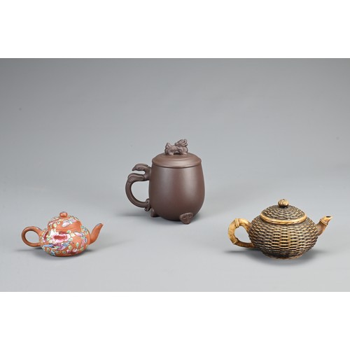 24 - A GROUP OF CHINESE YIXING POTTERY TEAPOTS, 20TH CENTURY. To include a boxed teapot with certificate ... 