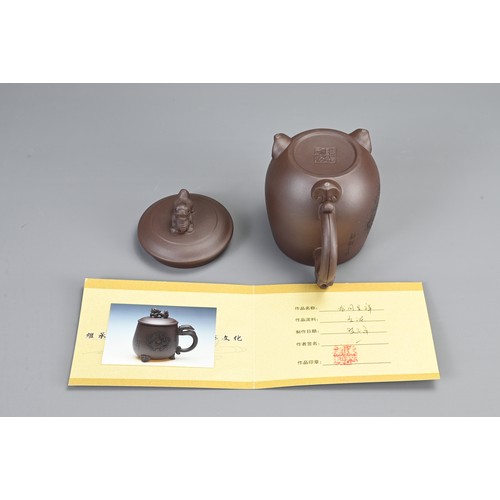 24 - A GROUP OF CHINESE YIXING POTTERY TEAPOTS, 20TH CENTURY. To include a boxed teapot with certificate ... 