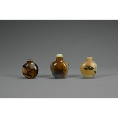 58 - THREE CHINESE GLASS IMITATION AGATE SNUFF BOTTLES, 19/20TH CENTURY. Two flattened globular bottles t... 