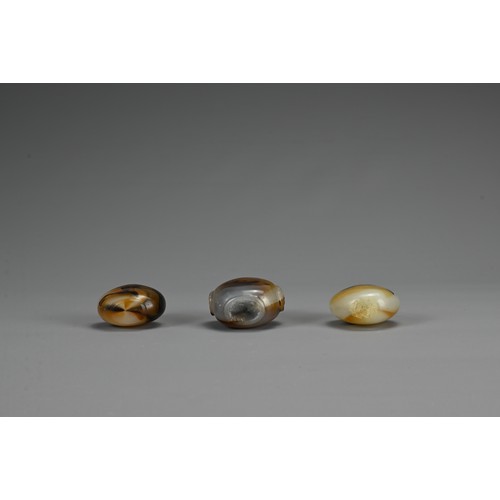 58 - THREE CHINESE GLASS IMITATION AGATE SNUFF BOTTLES, 19/20TH CENTURY. Two flattened globular bottles t... 