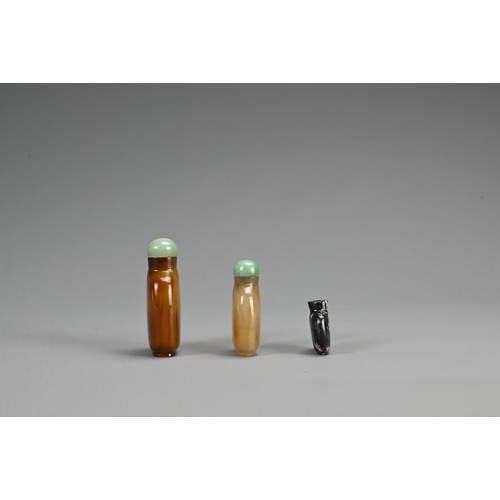 59 - THREE CHINESE CARVED STONE / AGATE SNUFF BOTTLES, 19/20TH CENTURY. To include a small black / grey s... 