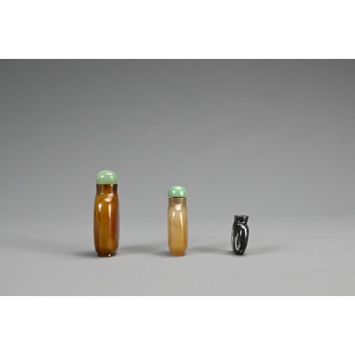 59 - THREE CHINESE CARVED STONE / AGATE SNUFF BOTTLES, 19/20TH CENTURY. To include a small black / grey s... 