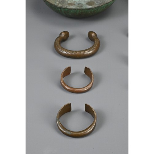 89 - A GROUP OF METALWARE COPPER / BRONZE ITEMS. To include two heavily cast bronze bowls; Nice solid cop... 