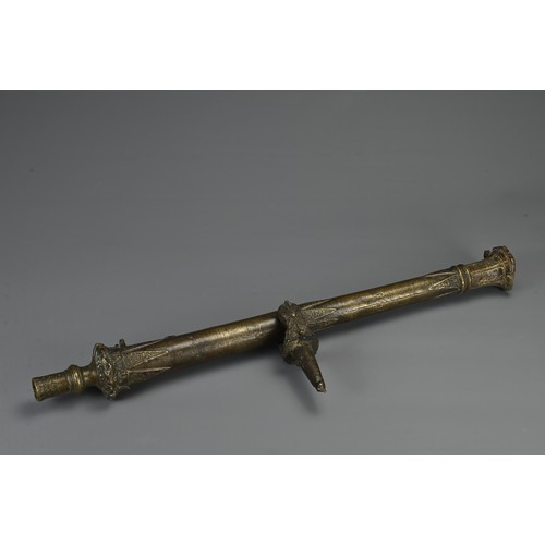 88 - AN INDONESIAN BRONZE SWIVEL CANON, LANTAKA, 17/18TH CENTURY. Heavily cast with relief decoration. 68... 