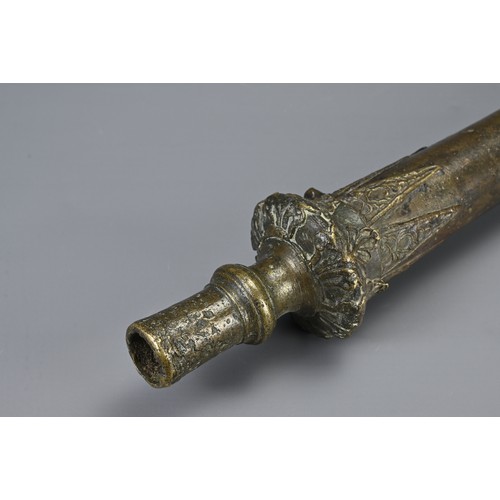 88 - AN INDONESIAN BRONZE SWIVEL CANON, LANTAKA, 17/18TH CENTURY. Heavily cast with relief decoration. 68... 