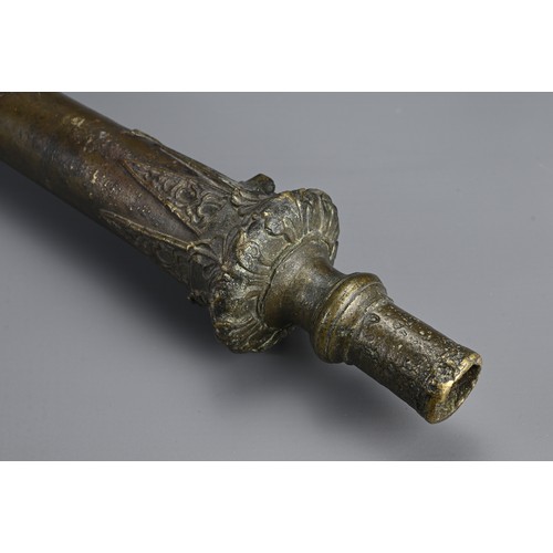 88 - AN INDONESIAN BRONZE SWIVEL CANON, LANTAKA, 17/18TH CENTURY. Heavily cast with relief decoration. 68... 