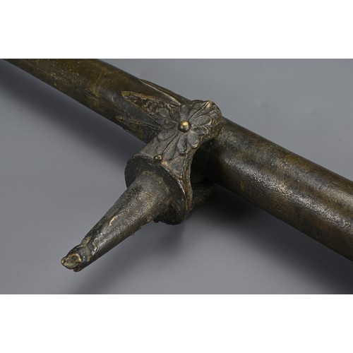 88 - AN INDONESIAN BRONZE SWIVEL CANON, LANTAKA, 17/18TH CENTURY. Heavily cast with relief decoration. 68... 