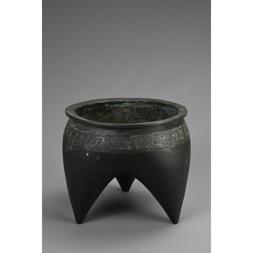 92 - A CHINESE ARCHAIC STYLE BRONZE TRIPOD VESSEL, POSSIBLY 17TH CENTURY. Heavily cast circular body on t... 