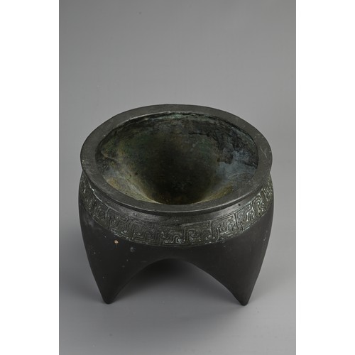 92 - A CHINESE ARCHAIC STYLE BRONZE TRIPOD VESSEL, POSSIBLY 17TH CENTURY. Heavily cast circular body on t... 