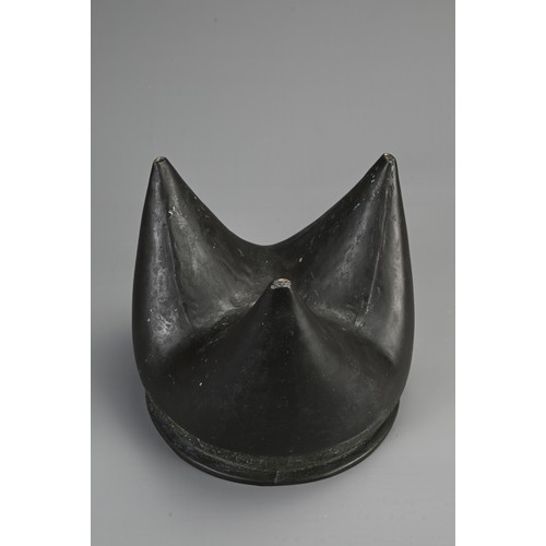 92 - A CHINESE ARCHAIC STYLE BRONZE TRIPOD VESSEL, POSSIBLY 17TH CENTURY. Heavily cast circular body on t... 