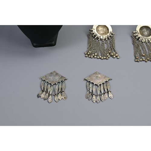 65 - A GROUP OF TURKMAN / INDIAN METAL WARE JEWELLERY ITEMS, 20TH CENTURY. To include a pair of fire gild... 