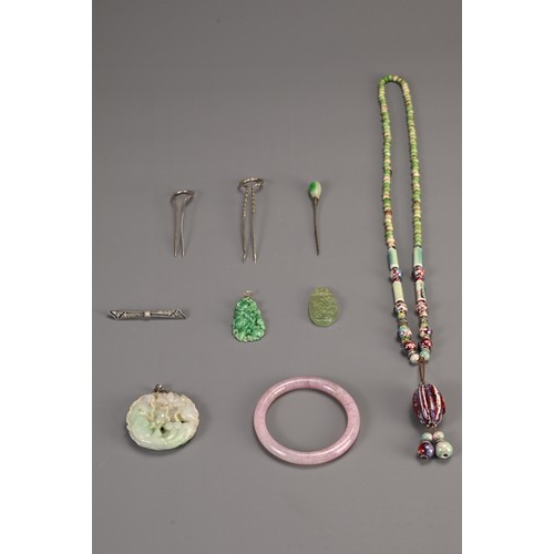 365 - A MIXED GROUP OF CHINESE AND OTHER JADE, STONE AND SILVER ITEMS. To include a ceramic beaded necklac... 