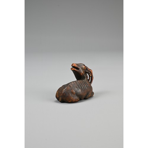 305 - JAPANESE SHOWA PERIOD BOXWOOD NETSUKE OF A RECUMBENT STAG, 20th century, with double inlaid eyes, un... 