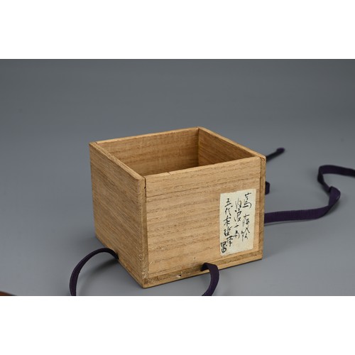 307 - A JAPANESE CONTEMPORARY LACQUER TEA CADDY (NATSUME), of broad squat form, decorated on the outside w... 