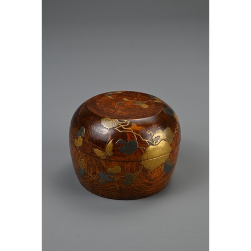 307 - A JAPANESE CONTEMPORARY LACQUER TEA CADDY (NATSUME), of broad squat form, decorated on the outside w... 