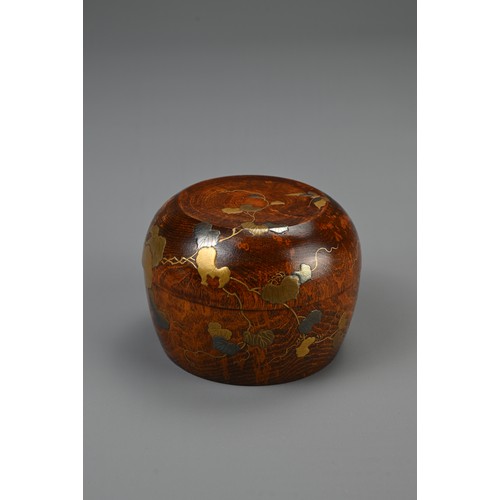 307 - A JAPANESE CONTEMPORARY LACQUER TEA CADDY (NATSUME), of broad squat form, decorated on the outside w... 