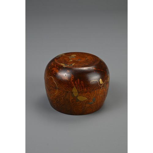 307 - A JAPANESE CONTEMPORARY LACQUER TEA CADDY (NATSUME), of broad squat form, decorated on the outside w... 