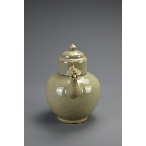 169 - A CHINESE YUEYAO TYPE CELADON GLAZED PHOENIX HEAD EWER AND COVER, SOUTHERN DYNASTIES STYLE. Globular... 