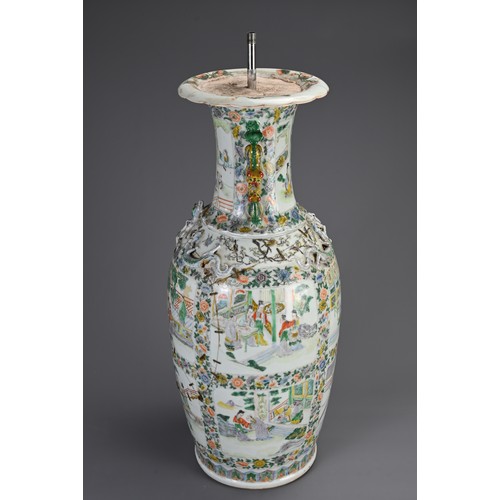 137 - A LARGE CHINESE FAMILLE VERTE PORCELAIN VASE, 19TH CENTURY. Of baluster form decorated with panels o... 