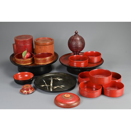 142 - A QUANTITY OF VINTAGE LACQUERED ITEMS, 20TH CENTURY. To include trays, bowls, containers etc. (17)