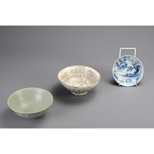 170 - A GROUP OF CHINESE / KOREAN CERAMIC ITEMS. To include a Korean Buncheong white slip inlaid bowl deco... 