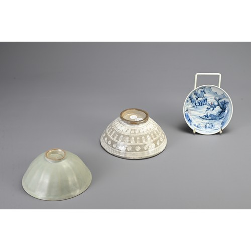 170 - A GROUP OF CHINESE / KOREAN CERAMIC ITEMS. To include a Korean Buncheong white slip inlaid bowl deco... 