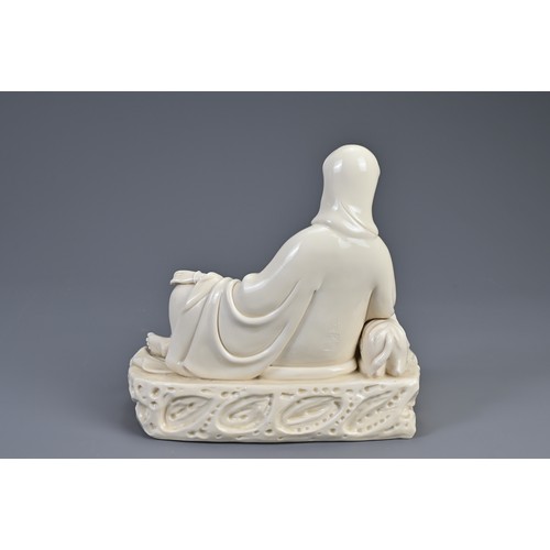 103 - A CHINESE BLANC DE CHINE PORCELAIN FIGURE OF RECLINING GUANYIN, AFTER HE CHAOZONG, QING DYNASTY. The... 