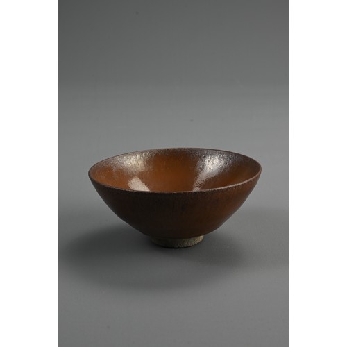 166 - A CHINESE JIAN TYPE BROWN GLAZED POTTERY TEA BOWL. Rounded body covered in a brown glaze stopping sh... 