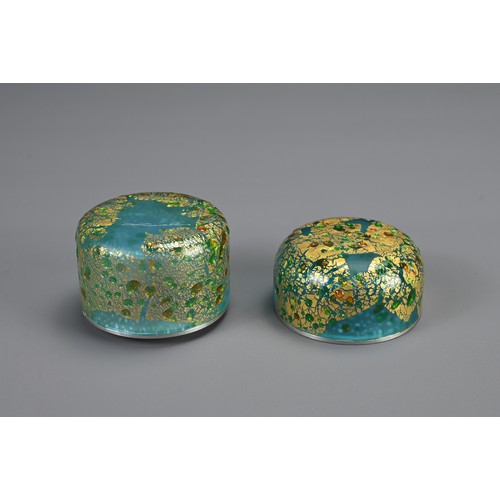 313 - A JAPANESE GLASS TEA CADDY (NATSUME) BY KUNIAKI KUROKI (b. 1945). Tea caddy and cover of cylindrical... 