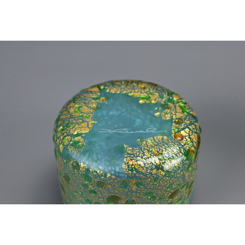 313 - A JAPANESE GLASS TEA CADDY (NATSUME) BY KUNIAKI KUROKI (b. 1945). Tea caddy and cover of cylindrical... 