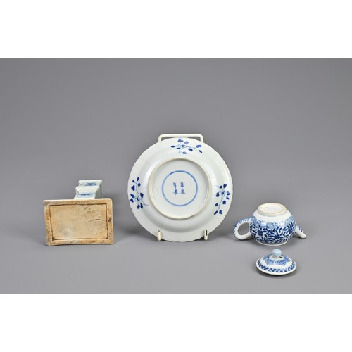 102 - A GROUP OF CHINESE BLUE AND WHITE PORCELAIN ITEMS, 18/19TH CENTURY. To include a square form candles... 