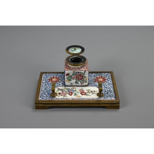 131 - A GROUP OF CHINESE PORCELAIN ITEMS WITH TRAY, 20TH CENTURY. To include a pair of yellow ground porce... 