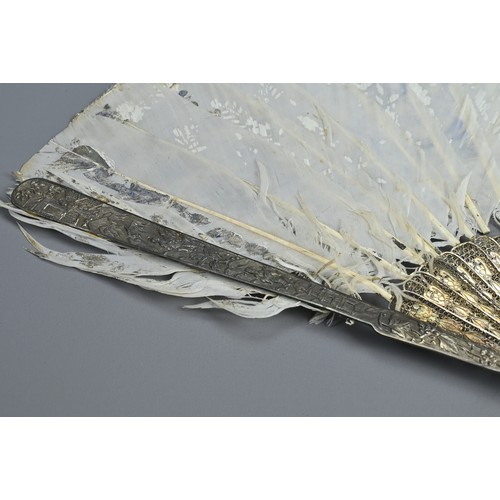 63 - A RARE CHINESE SILVER FILIGREE PAINTED FEATHER FAN, CIRCA 1900. Probably Canton. The feathers painte... 