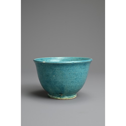 16 - A CHINESE TURQUOISE GLAZED PORCELAIN BOWL, LATE MING DYNASTY. Rounded body with slightly everted rim... 