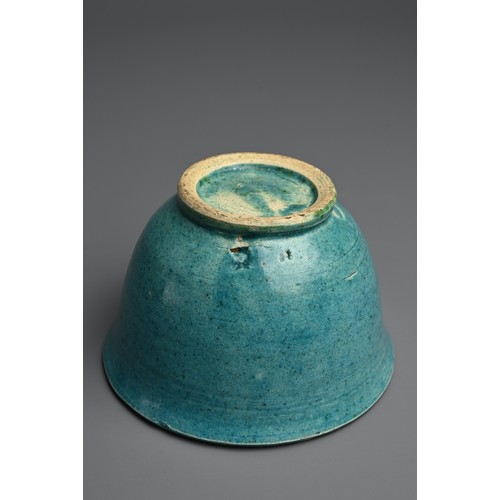 16 - A CHINESE TURQUOISE GLAZED PORCELAIN BOWL, LATE MING DYNASTY. Rounded body with slightly everted rim... 