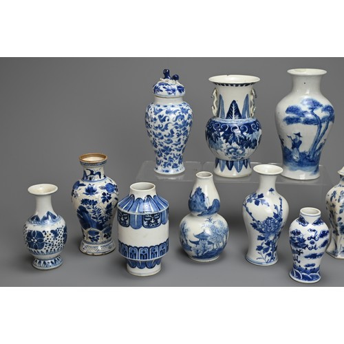 22 - A GROUP OF CHINESE BLUE AND WHITE PORCELAIN VASES, 19/20TH CENTURY. Of various forms decorated with ... 