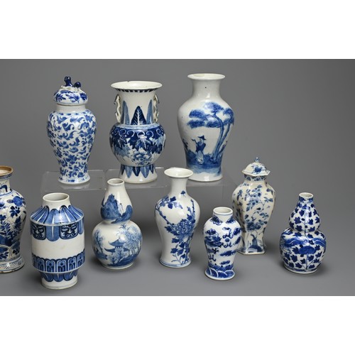 22 - A GROUP OF CHINESE BLUE AND WHITE PORCELAIN VASES, 19/20TH CENTURY. Of various forms decorated with ... 