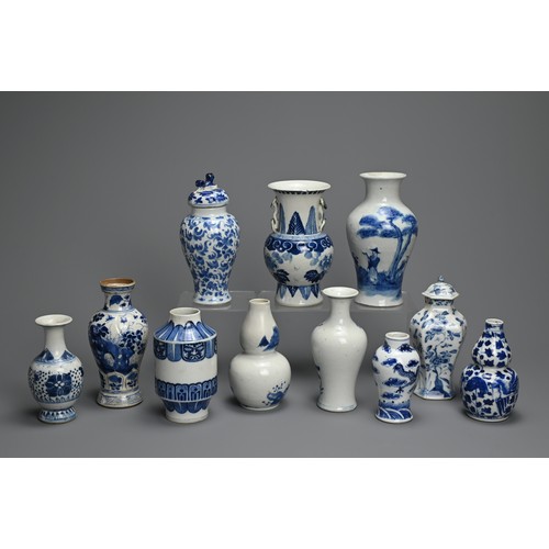 22 - A GROUP OF CHINESE BLUE AND WHITE PORCELAIN VASES, 19/20TH CENTURY. Of various forms decorated with ... 